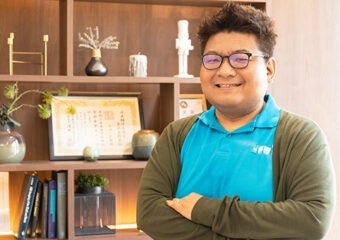 当クリニックでは、日本歯周病学会が認定する「歯周病認定医」の資格を持つ院長が、歯周病の専門的な診査・診断・治療を行っています。