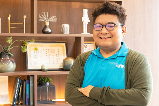 当クリニックでは、日本歯周病学会が認定する「歯周病認定医」の資格を持つ院長が、歯周病の専門的な診査・診断・治療を行っています。